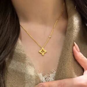 Gold Flower Pendant Necklace